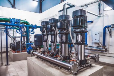 Su pompasının, vanaların, basınç göstergelerinin, makine dairesinin içindeki motorların endüstriyel içleri. Endüstriyel bir odada valf ve pompalar. Kentsel modern güçlü boru hatları ve pompalar, otomatik kontrol sistemleri