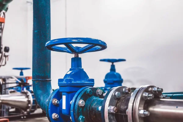 Das Schließventil Auf Der Wasserpumpstation Ist Eine Pipeline Mit Wassertanks — Stockfoto