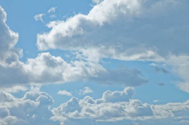 Beyaz bulutlu açık mavi gökyüzü. Mavi gökyüzünde beyaz, tüylü bulutlar. Arka plan doğası. Mavi gökyüzünde yüzen kümülüs dokusu. Geçmiş konsepti. Çevre, atmosfer. Boşluğu kopyala
