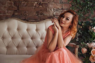 Güzel kızıl saçlı, narin bir kadın. Sahne görüntüsü retro kostümlü bir kadın. İç dokuma odasında oturan duygusal kız. Aktris gösterisi. Tiyatro performansı kavramı. Boşluğu kopyala