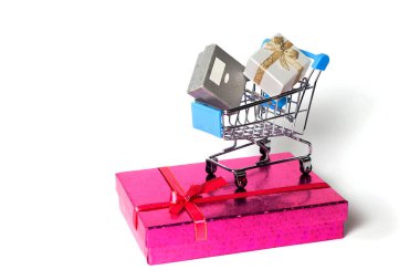 Krom kaplı metal kareli alışveriş sepeti beyaz arka planda bir hediyeyle izole edilmiş. İnternet üzerinden mal ve internet alımları için alışveriş sepeti hediye olarak da alışveriş sepeti. Boşluk alanını kopyala