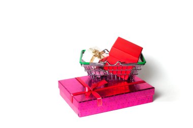 Krom kaplı metal kareli alışveriş sepeti beyaz arka planda bir hediyeyle izole edilmiş. İnternet üzerinden mal ve internet alımları için alışveriş sepeti hediye olarak da alışveriş sepeti. Boşluk alanını kopyala