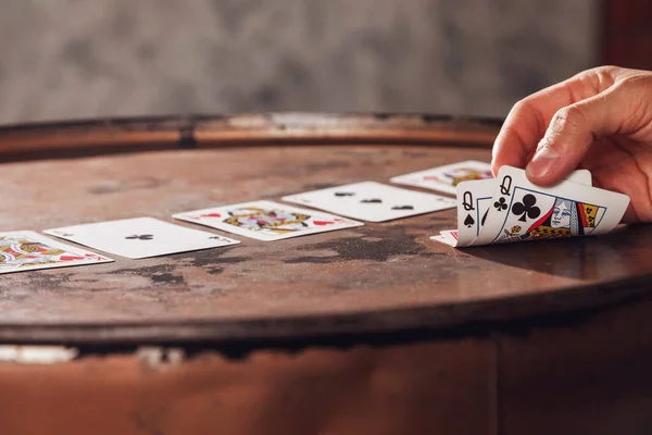 Erkeklerin Eli Varilde Poker Oynarken Kartlarını Iki Kadın Kartıyla Gösteriyor — Stok fotoğraf