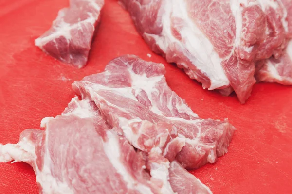 Smaczne Surowe Mięso Cielęce Lub Wołowe Czerwonej Desce Krojenia Świeże — Zdjęcie stockowe