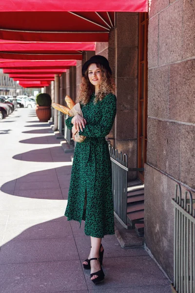 Mujer Joven Bonita Vestida Estilo Francés Con Baguette Mano Estilo — Foto de Stock