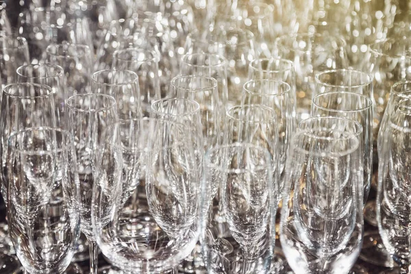 Sacco Bicchieri Vino Fila Gli Sfondi Bicchieri Puliti Vuoti Fila — Foto Stock