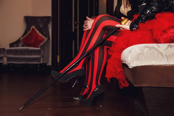 정장을 서커스단 연주자의 다리를 클로즈업하고 드레싱 룸에서 붉은색 스타킹을 서커스단 — 스톡 사진