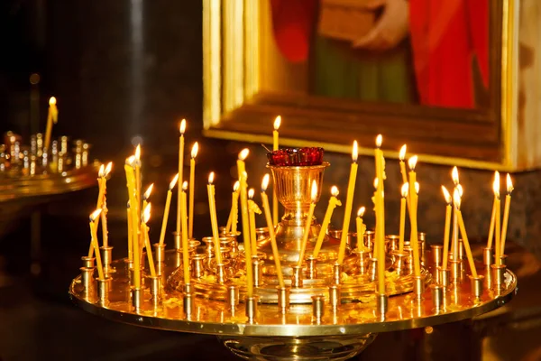 Muchas Velas Cera Ardientes Iglesia Ortodoxa Templo Para Ceremonia Pascua — Foto de Stock