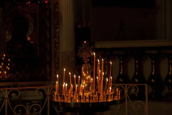 Veel Brandende Waskaarsen Orthodoxe Kerk Tempel Voor Ceremonie Pasen Achtergrond — Stockfoto