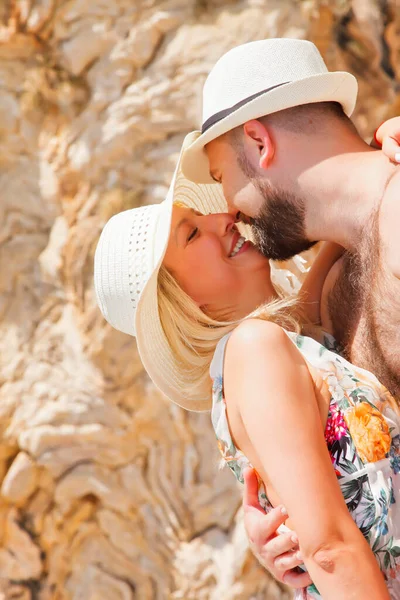 Casal Amoroso Desfrutando Lua Mel Praia Laguna Com Vista Luxo — Fotografia de Stock