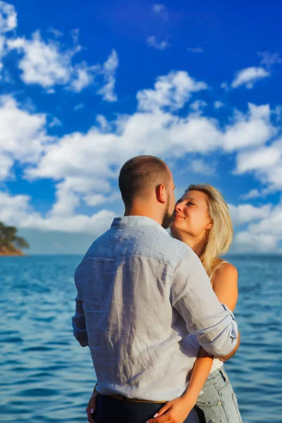 Casal Amoroso Desfrutando Lua Mel Território Hotel Praia Com Vista — Fotografia de Stock