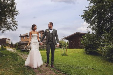 Gelin ve damat İrlanda usulü düğün günü köy evinde dışarıda yürüyüş. Gelin çifti mutlu yeni evli kadın ve erkek yeşil parkta ya da ormanda yürür. Evlilik günü ve evlilik kavramı