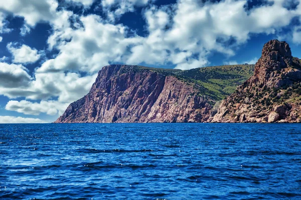 Verbazingwekkend Landschap Aan Kust Van Blauwe Oceaan Bij Helder Zonnig — Stockfoto