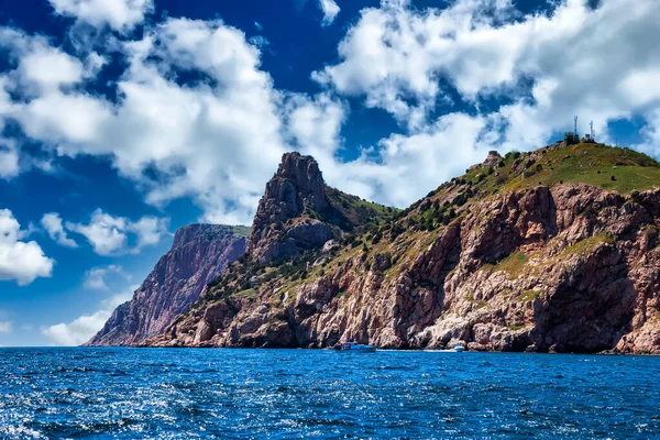 Verbazingwekkend Landschap Aan Kust Van Blauwe Oceaan Bij Helder Zonnig — Stockfoto