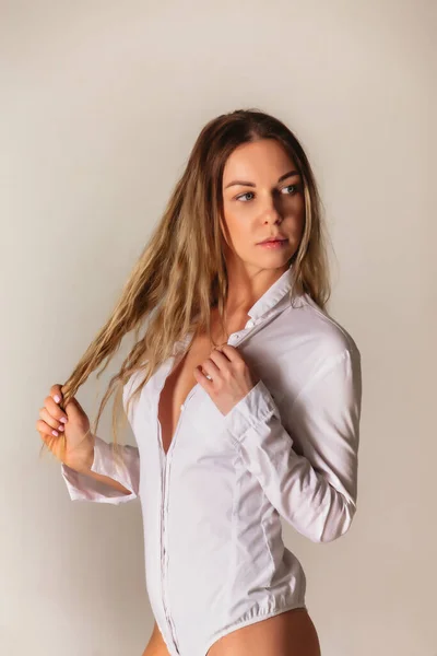 Sensual Retrato Mujer Rubia Pecho Grande Una Camisa Blanca Desabotonada —  Fotos de Stock