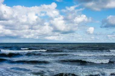 Atmosferik manzara dramatik Baltık denizi, dalgalar ve su dalgalanma sularına sıçrar. Deniz kıyısındaki doğa, kuzey bulutları. Kararsız hava koşulları, iklim değişikliği. Fırtınalı, soyut arka planlar
