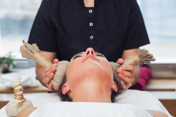 Aziatische Masseur Doet Maakt Hoofd Massage Vrouw Liggend Kamer Bed — Stockfoto