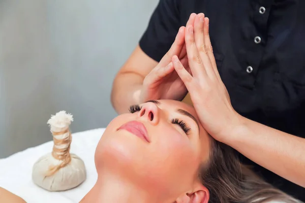 Aziatische Masseur Doet Maakt Hoofd Massage Vrouw Liggend Kamer Bed — Stockfoto