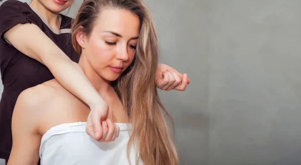 Jonge Mooie Vrouw Doet Thaise Nek Massage Close Spa Salon — Stockfoto