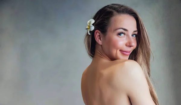 Ritratto Giovane Bella Donna Mezza Nuda Con Fiore Annunci Beauty — Foto Stock