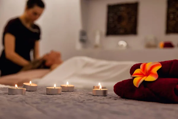 Interieur Van Luxe Spa Salon Met Kaarsen Massage Therapeut Doet — Stockfoto