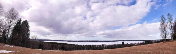 Gran Panorama Invierno Bosque Lago Hielo Paisaje Panorámico Con Árboles —  Fotos de Stock