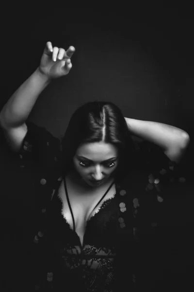 Portret Młoda Kobieta Średnim Wieku Model Etapie Czarny Kostium Strój — Zdjęcie stockowe
