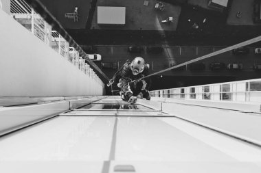 Endüstriyel dağcılık işçisi dış cephe camlarını yıkarken konut binasının ön cephesinde asılı duruyor. İp erişimi olan işçi ev duvarında asılı. Şehir işleri kavramı. Alan için kopyala