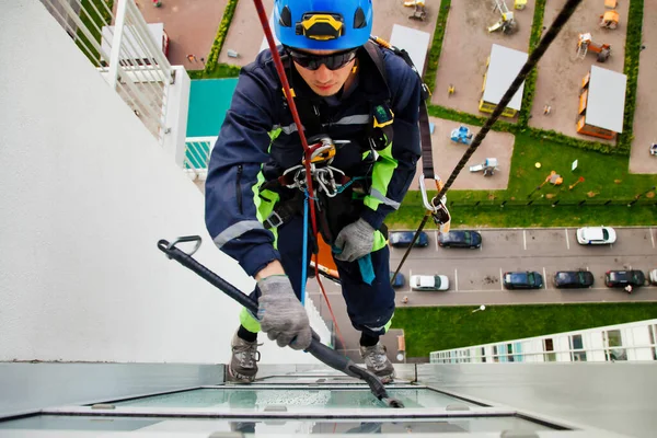 Industrieller Bergsteiger Hängt Über Einem Wohnhaus Während Außenfassadenverglasungen Wäscht Seilkletterer — Stockfoto