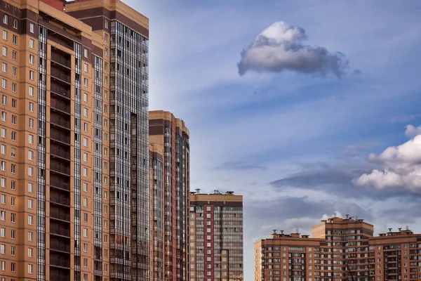 Arka plandaki mavi gökyüzüne karşı yeni ev kompleksi inşaatı. Yaratılış evleri için duvar kâğıdı, yazı için yeri olan endüstri. Konut yenileme kavramı. Boşluğu kopyala