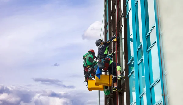 Industrielle Bergsteiger Hängen Über Wohngebäuden Während Sie Außenfassadenverglasungen Waschen Hauswänden — Stockfoto