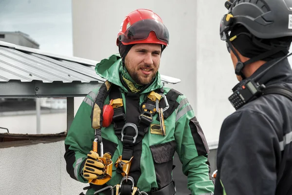 Industriella Bergsklättrare Uniform Tak Bostads Fasad Byggnad Höghus Arbete Rep — Stockfoto