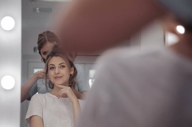 Kuaför kuaförde güzel, güzel bir bayan kuaförde çalışıyor. İçişleri odasındaki müşteri hizmetleri inanılmaz bir imaj yaratıyor. İş saç stili yaratma sihirbazı. Kavram tarzı, tatmin. Boşluğu kopyala