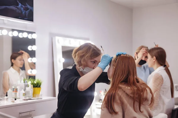 Maquiadores Compõem Mulheres Jovens Salão Beleza Atendimento Cliente Sala Interior — Fotografia de Stock