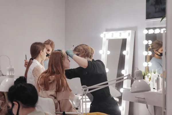 Maquillaje Artistas Componen Las Mujeres Jóvenes Salón Belleza Servicio Atención — Foto de Stock