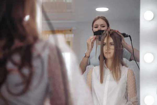 Cabeleireiro Faz Penteado Bonito Mulher Bonita Salão Beleza Atendimento Cliente — Fotografia de Stock