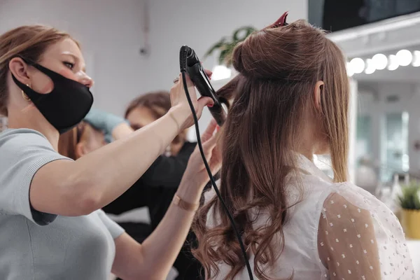Maquillaje Artistas Componen Las Mujeres Jóvenes Salón Belleza Servicio Atención — Foto de Stock