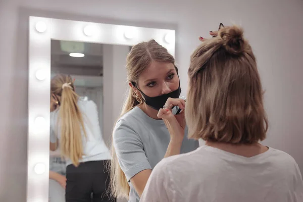 Artista Maquillaje Femenino Compone Linda Mujer Joven Salón Belleza Servicio — Foto de Stock