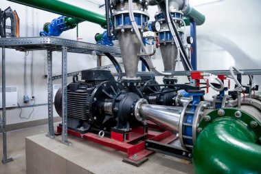 Su pompasının, vanaların, basınç göstergelerinin, makine dairesinin içindeki motorların endüstriyel içleri. Endüstriyel bir odada valf ve pompalar. Kentsel modern güçlü boru hatları ve pompalar, otomatik kontrol sistemleri