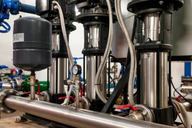 Su pompası istasyonu ve boru hattında tanklar var. Çatışma görevleri için yüksek basınçlı su sağlamak amacıyla endüstriyel bir odada. Binadaki insanlara içme suyu sağlamak için fıskiye boruları ve kontrol sistemi