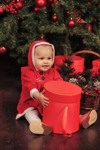 Ein Einjähriges Blauäugiges Kind Weihnachtskostüm Spielt Wohnzimmer Mit Baum Und — Stockfoto
