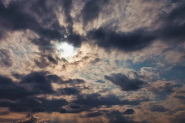 有积云和太阳背景 自然和气候背景 复制空间 — 图库照片