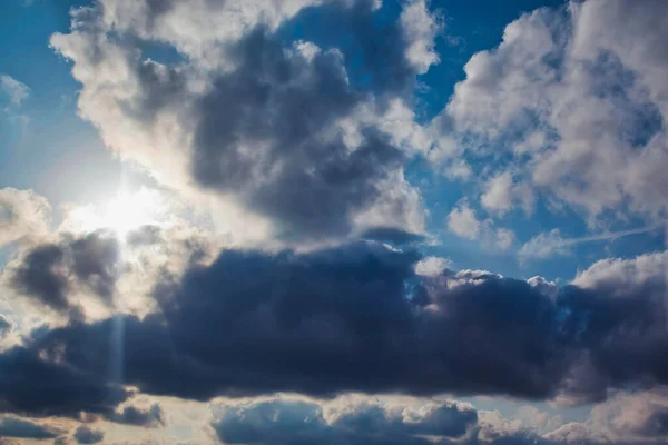 有积云和太阳背景 自然和气候背景 复制空间 — 图库照片