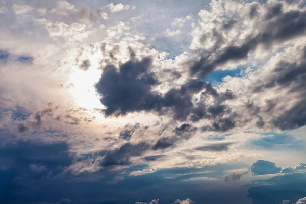 Blauer Himmel Mit Kumuluswolken Und Sonnenhintergrund Konzept Natur Und Wetter — Stockfoto