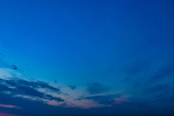 夜晚的蓝天 背景为积雨云 自然和气候背景 复制空间 — 图库照片