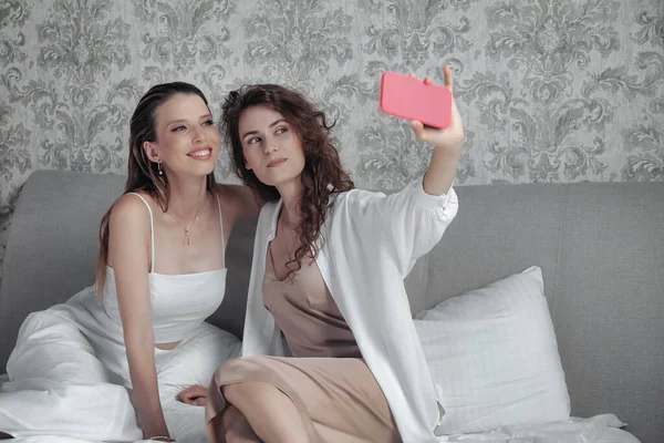 Twee Volwassen Vrouwen Stijlvolle Casual Witte Kleren Nemen Selfie Bed — Stockfoto