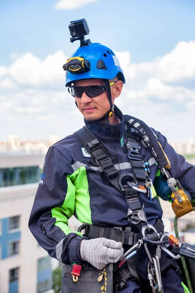 Industrielle Bergsteiger Hängen Über Wohngebäuden Während Sie Geräte Installieren Und — Stockfoto