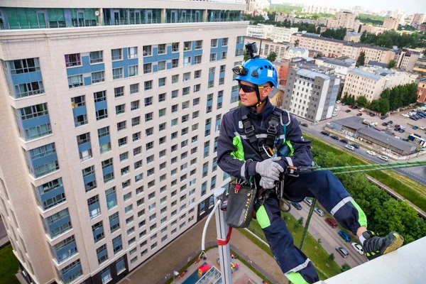 Industriell Bergsklättrare Arbetare Hänger Över Bostadshus Samtidigt Installera Och Reparera — Stockfoto