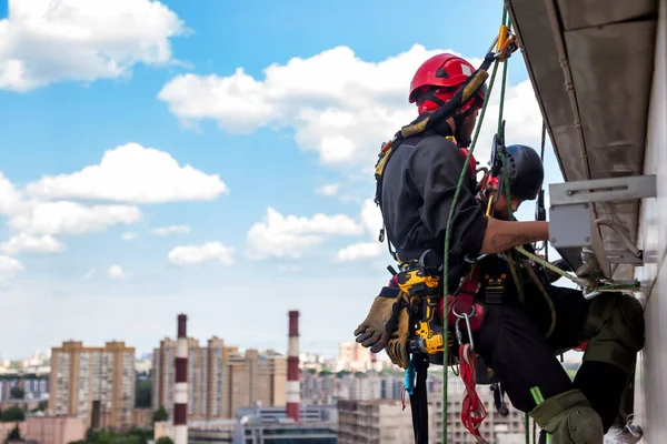 Industrielle Bergsteiger Hängen Über Wohngebäuden Während Sie Geräte Installieren Und — Stockfoto