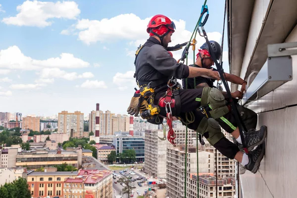 Operaio Alpinista Industriale Pende Sopra Edificio Residenziale Durante Installazione Riparazione — Foto Stock